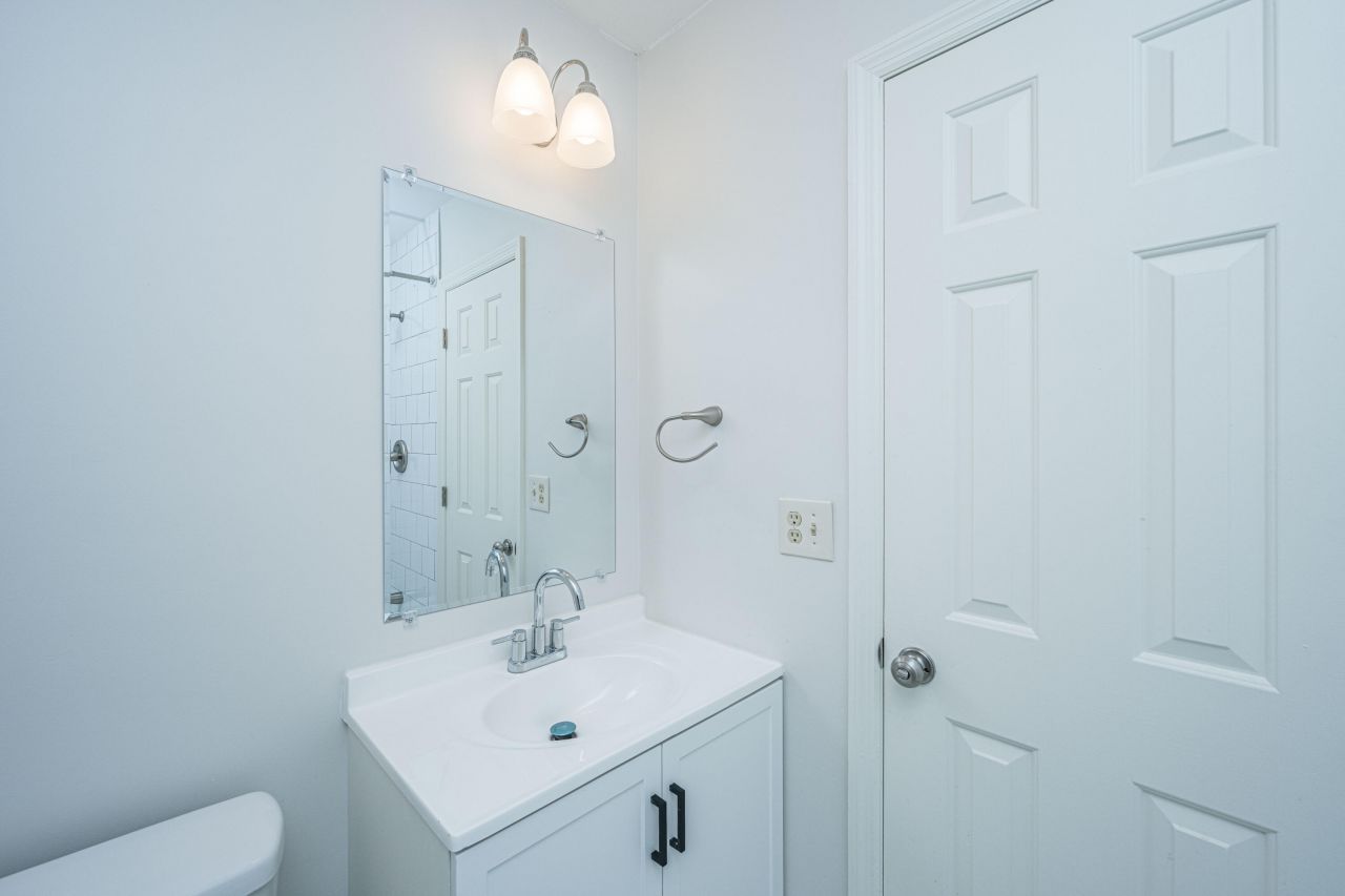 555 Travelers Boulevard Photo 24