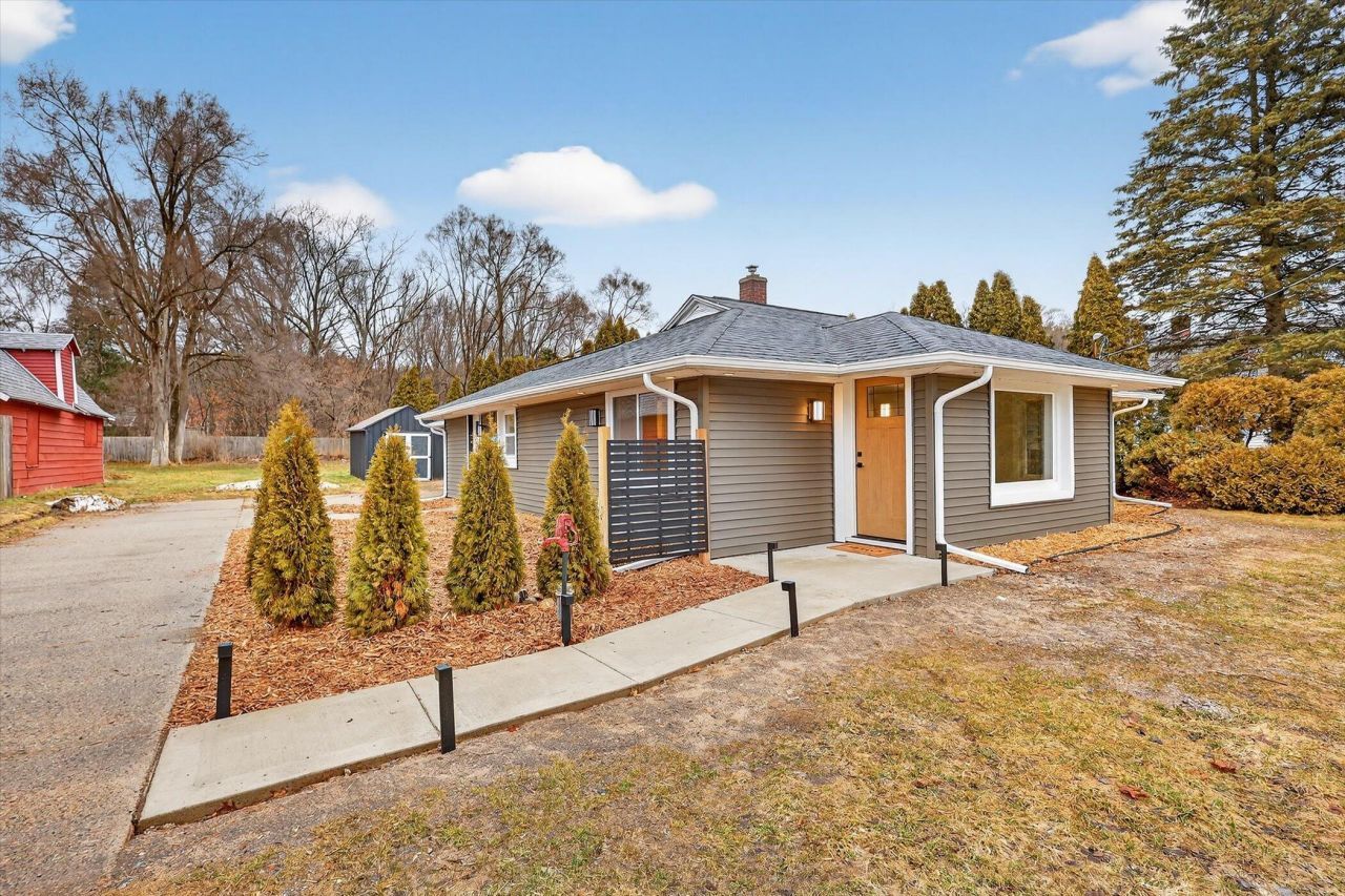 4261 13 Mile Road Ne, Rockford, MI 49341 Main Photo