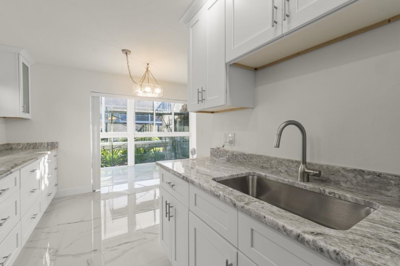 561 Periwinkle Way, Unit E4, Sanibel, FL 33957 Photo