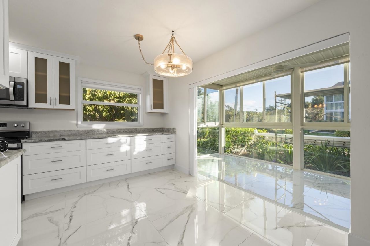 561 Periwinkle Way, Unit E4, Sanibel, FL 33957 Photo