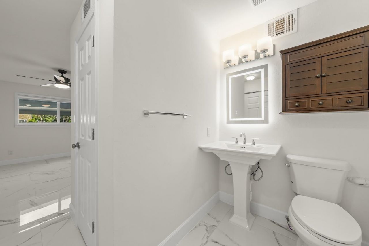 561 Periwinkle Way, Unit E4, Sanibel, FL 33957 Photo