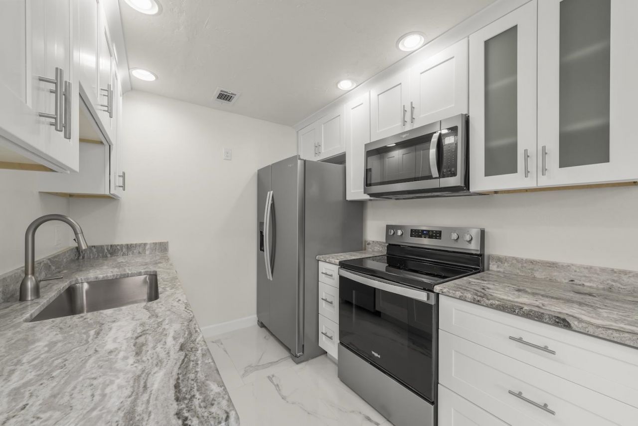 561 Periwinkle Way, Unit E4, Sanibel, FL 33957 Photo