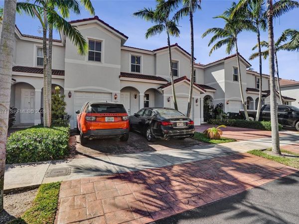 1042 NE 207th Ter, Miami, FL 33179