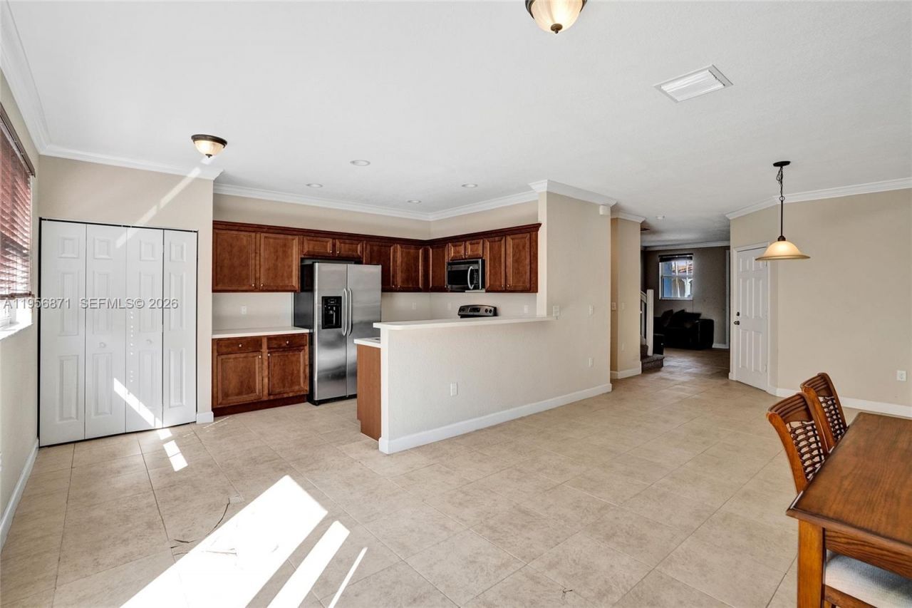 1042 NE 207th Ter, Miami, FL 33179 Photo