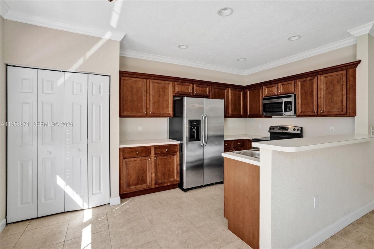 1042 NE 207th Ter, Miami, FL 33179 Photo