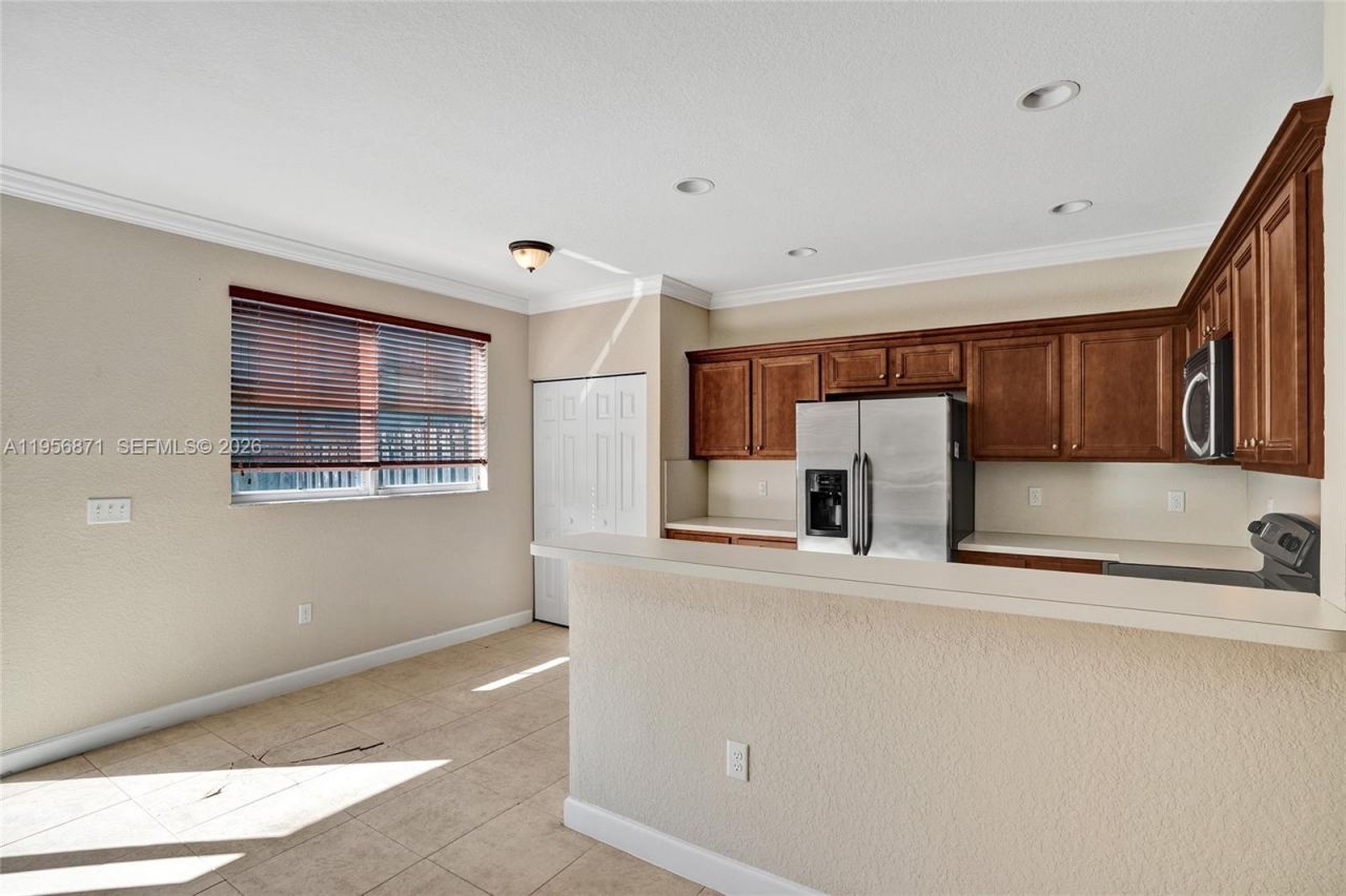 1042 NE 207th Ter, Miami, FL 33179 Photo