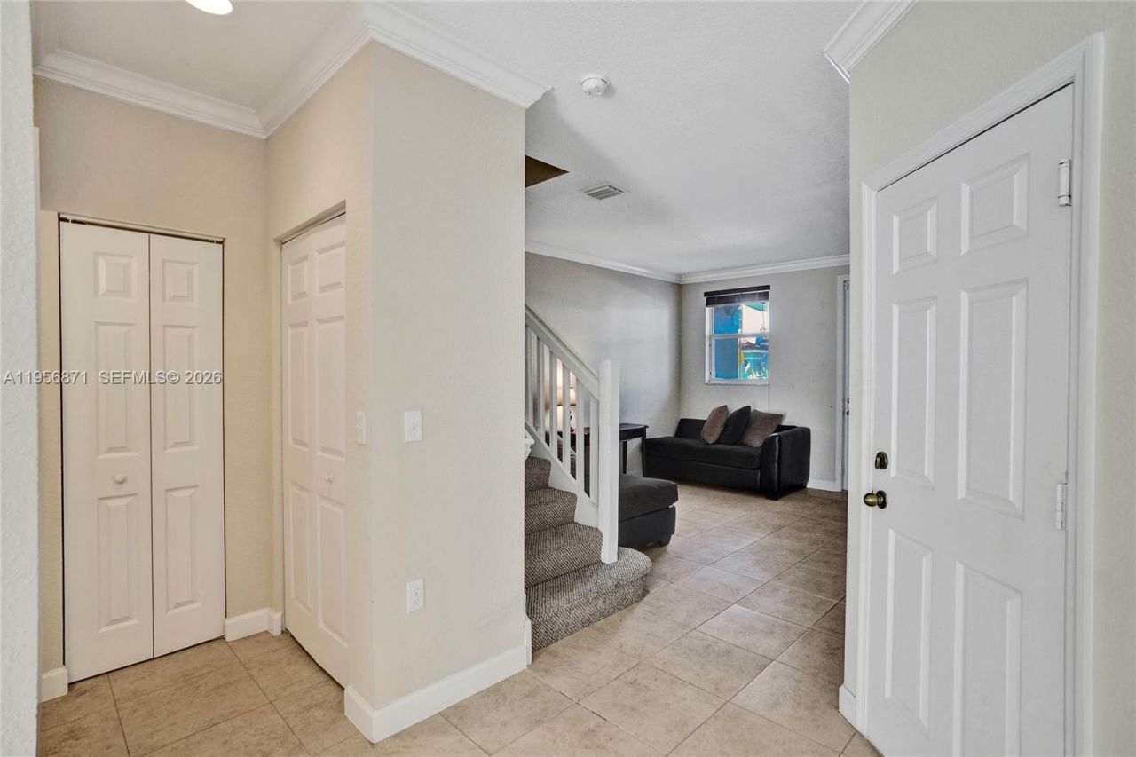 1042 NE 207th Ter, Miami, FL 33179 Photo