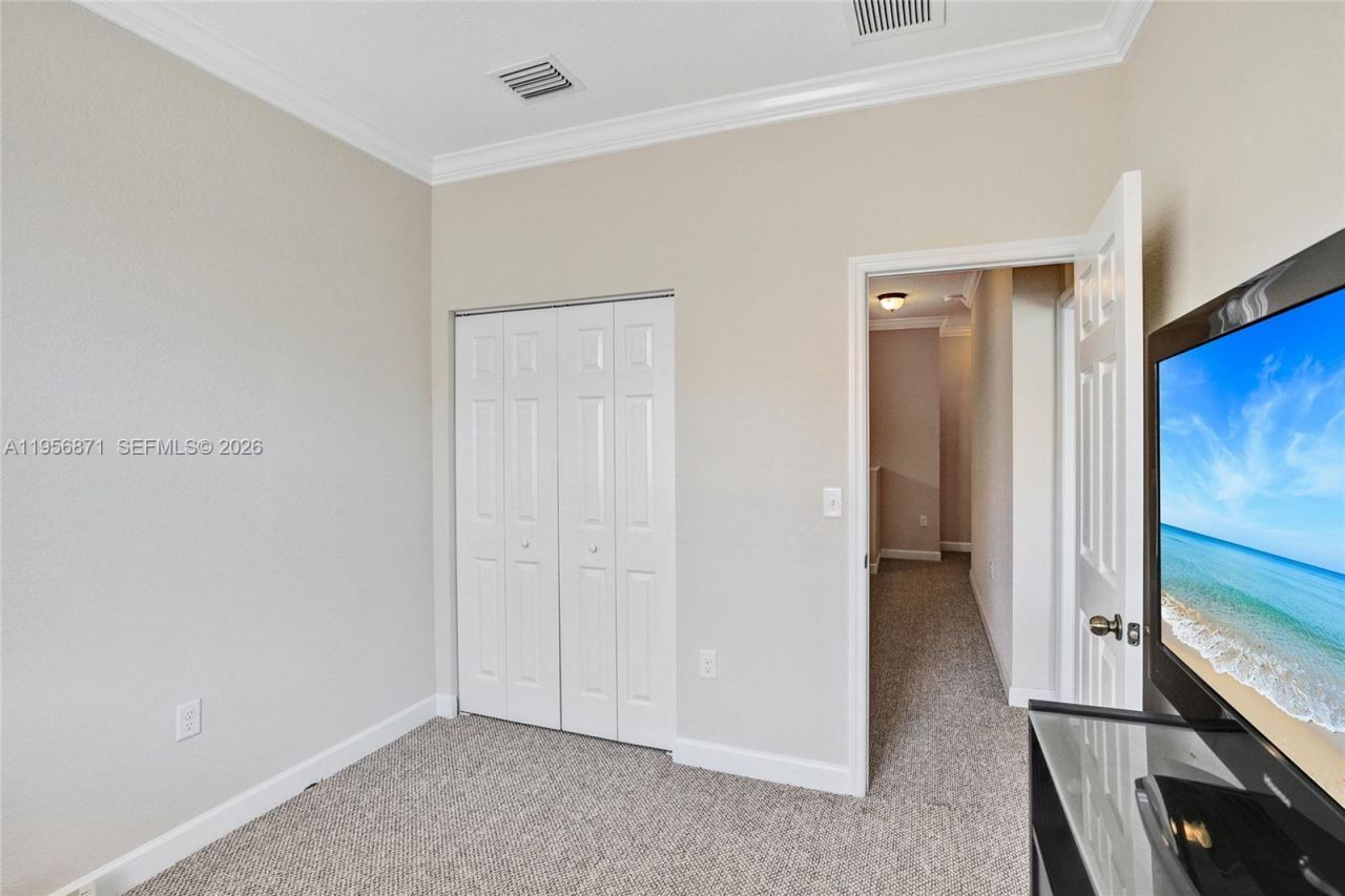 1042 NE 207th Ter, Miami, FL 33179 Photo