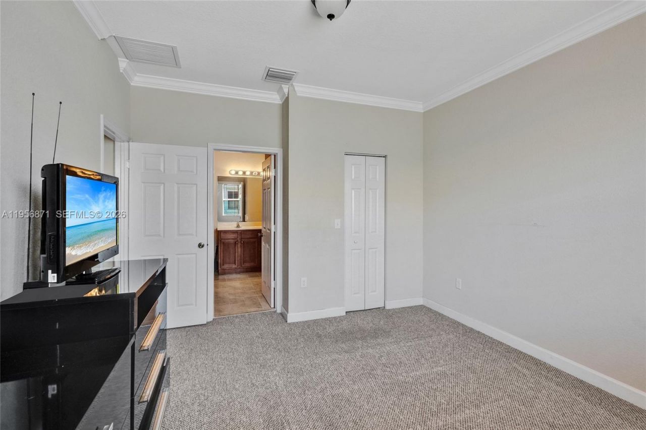 1042 NE 207th Ter, Miami, FL 33179 Photo