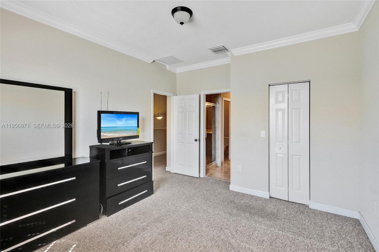 1042 NE 207th Ter, Miami, FL 33179 Photo