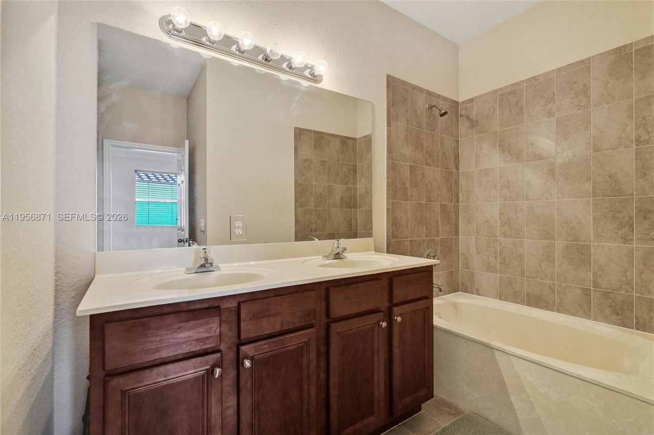 1042 NE 207th Ter, Miami, FL 33179 Photo