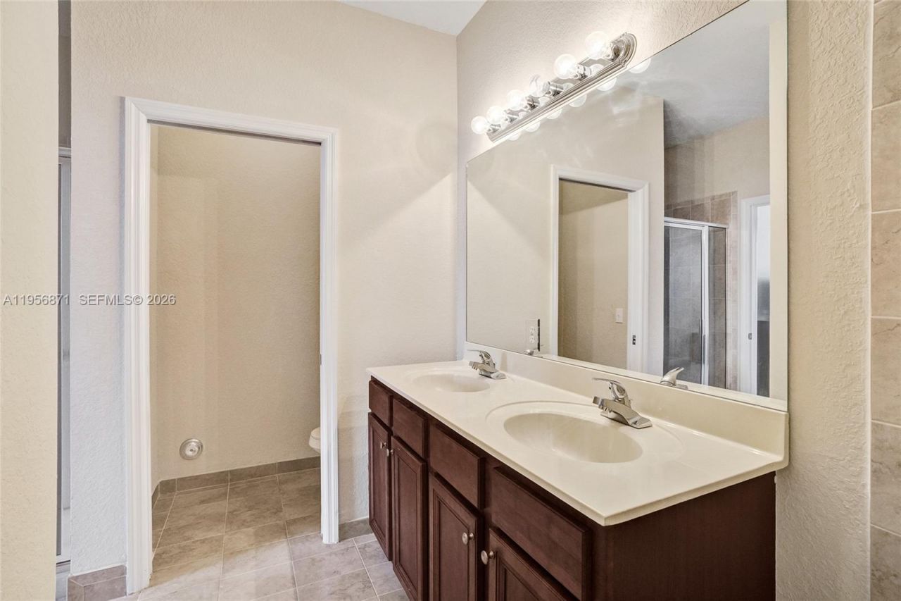 1042 NE 207th Ter, Miami, FL 33179 Photo