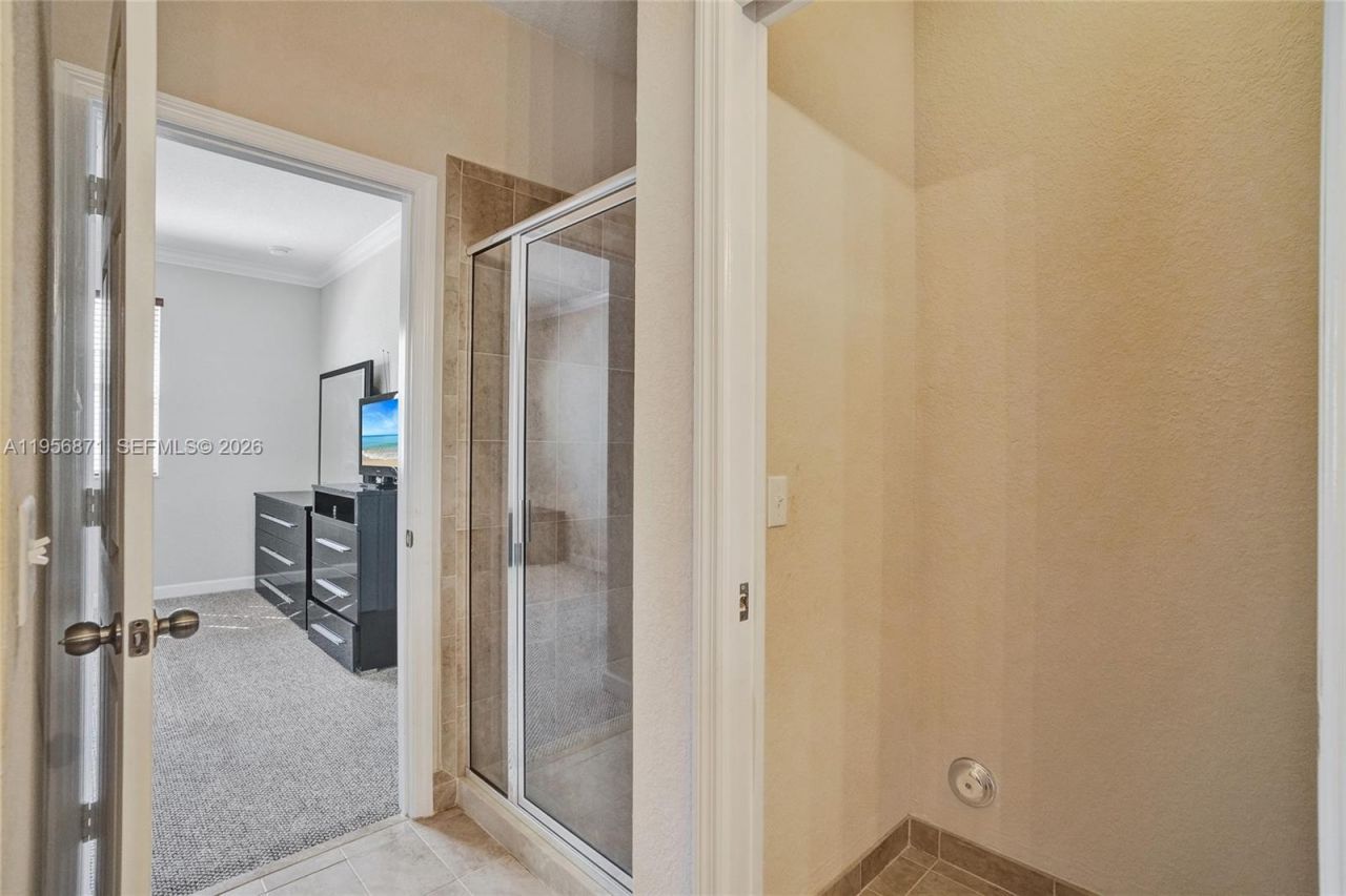 1042 NE 207th Ter, Miami, FL 33179 Photo