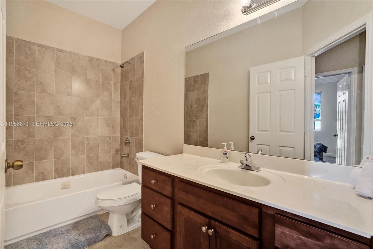 1042 NE 207th Ter, Miami, FL 33179 Photo