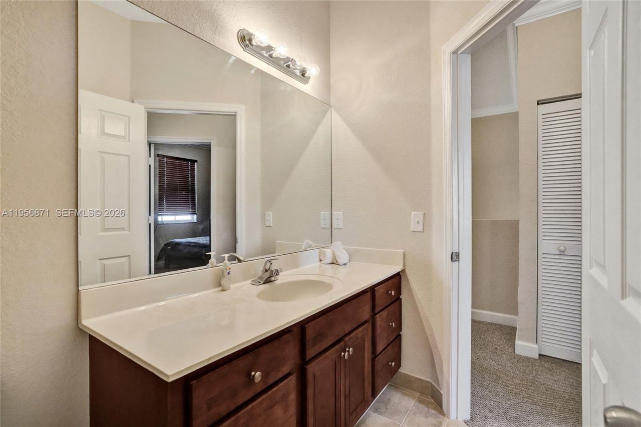 1042 NE 207th Ter, Miami, FL 33179 Photo