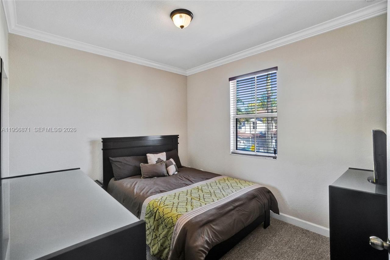 1042 NE 207th Ter, Miami, FL 33179 Photo