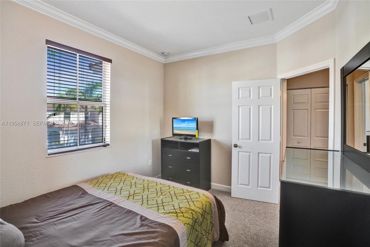 1042 NE 207th Ter, Miami, FL 33179 Photo