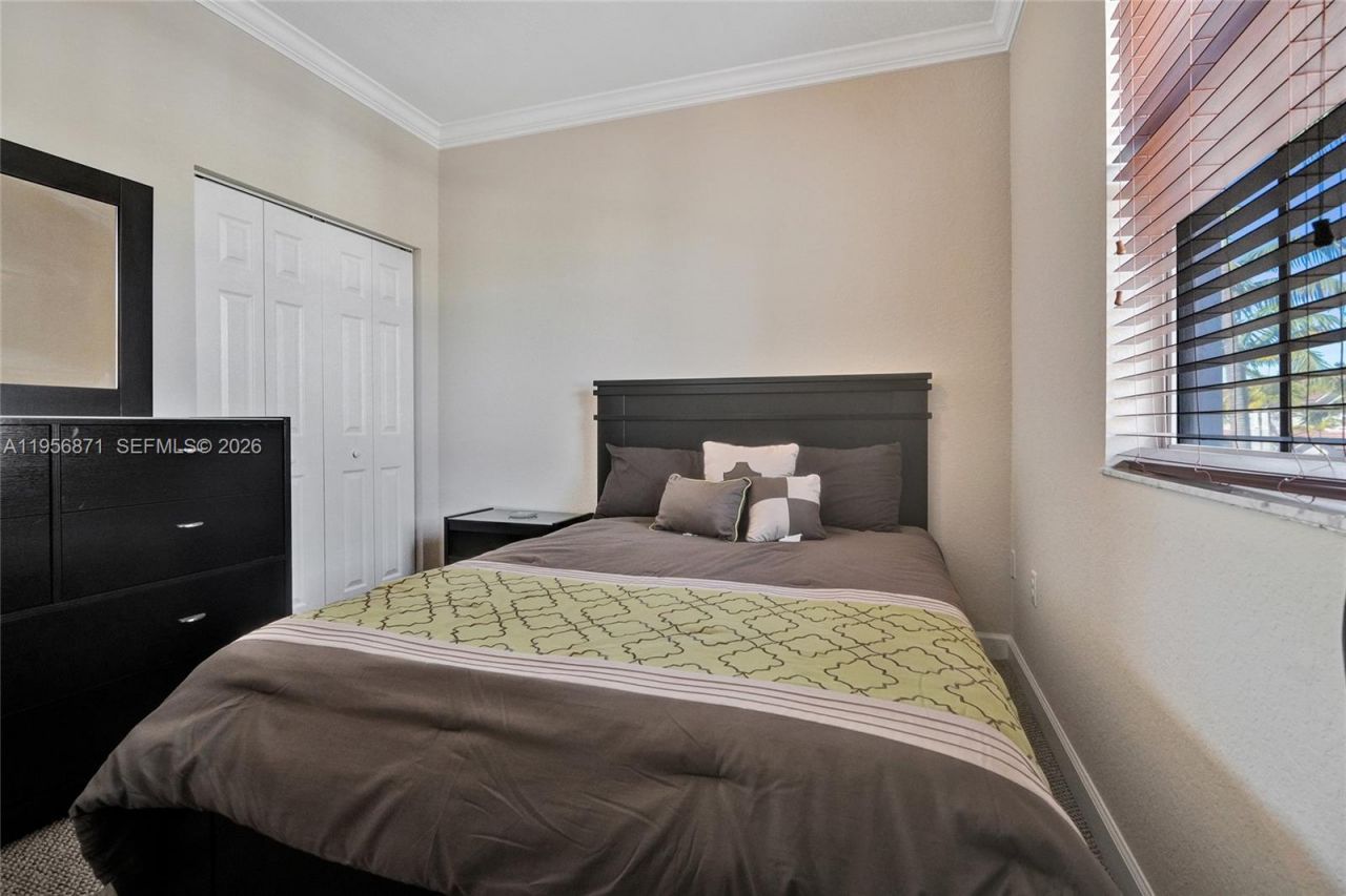 1042 NE 207th Ter, Miami, FL 33179 Photo