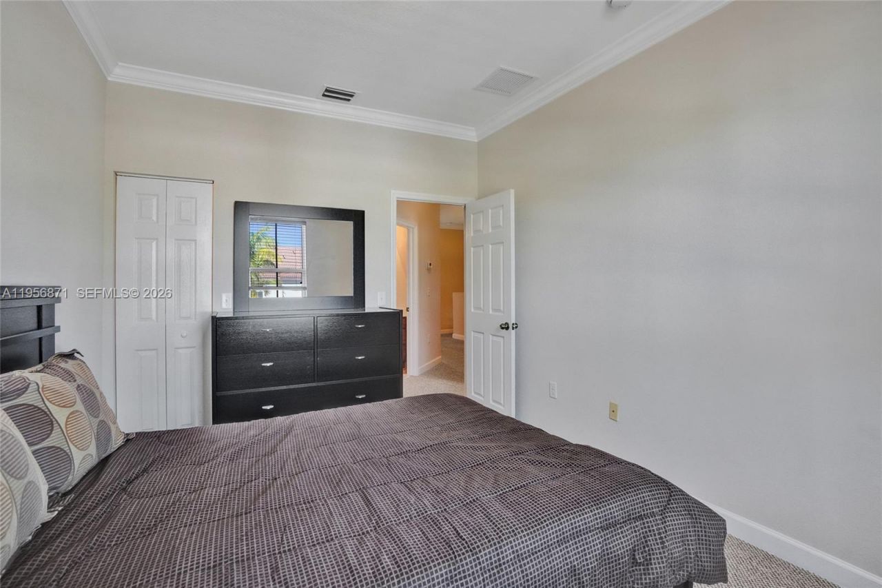 1042 NE 207th Ter, Miami, FL 33179 Photo