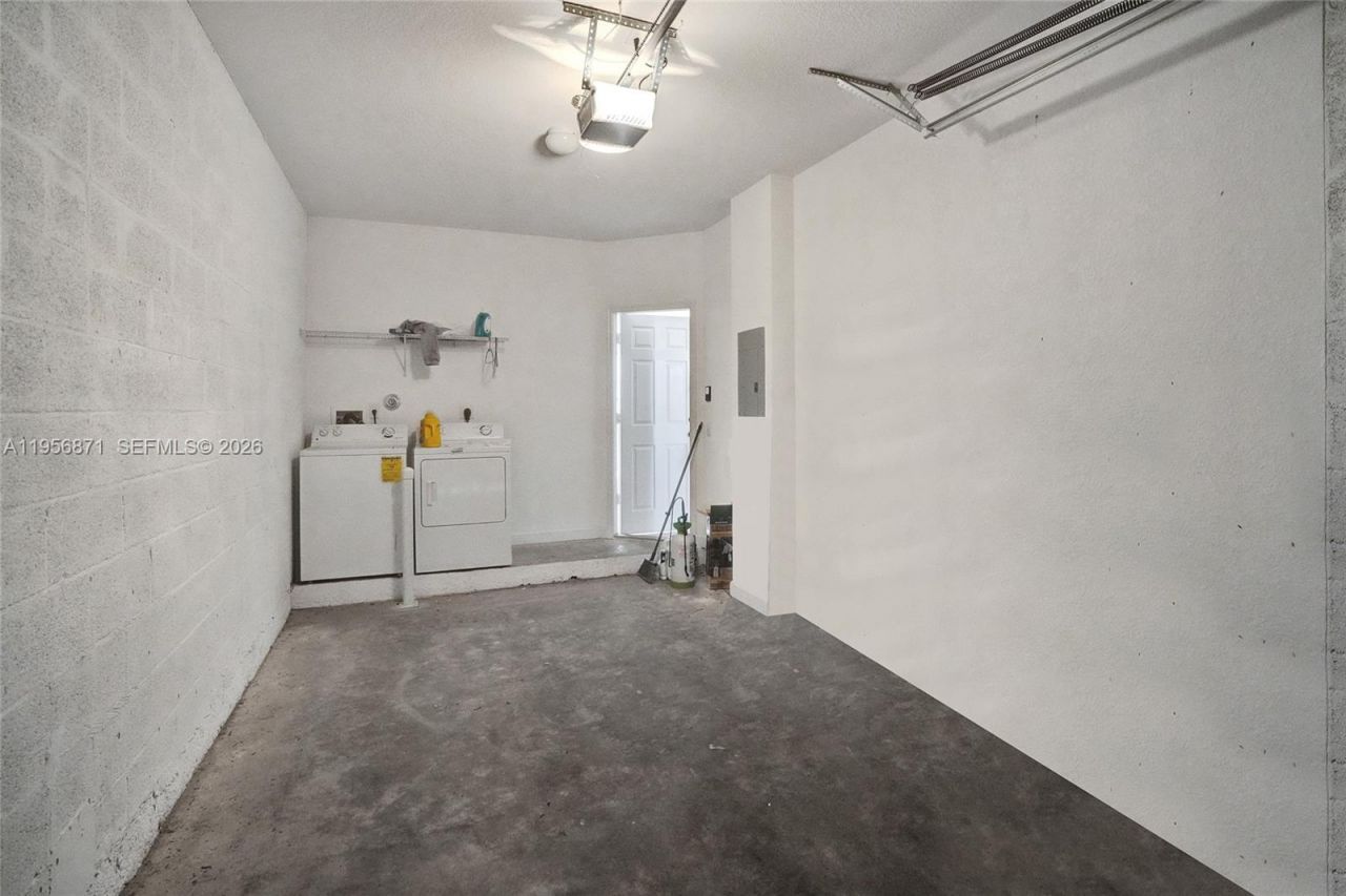 1042 NE 207th Ter, Miami, FL 33179 Photo