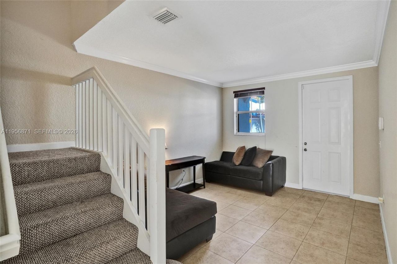 1042 NE 207th Ter, Miami, FL 33179 Photo