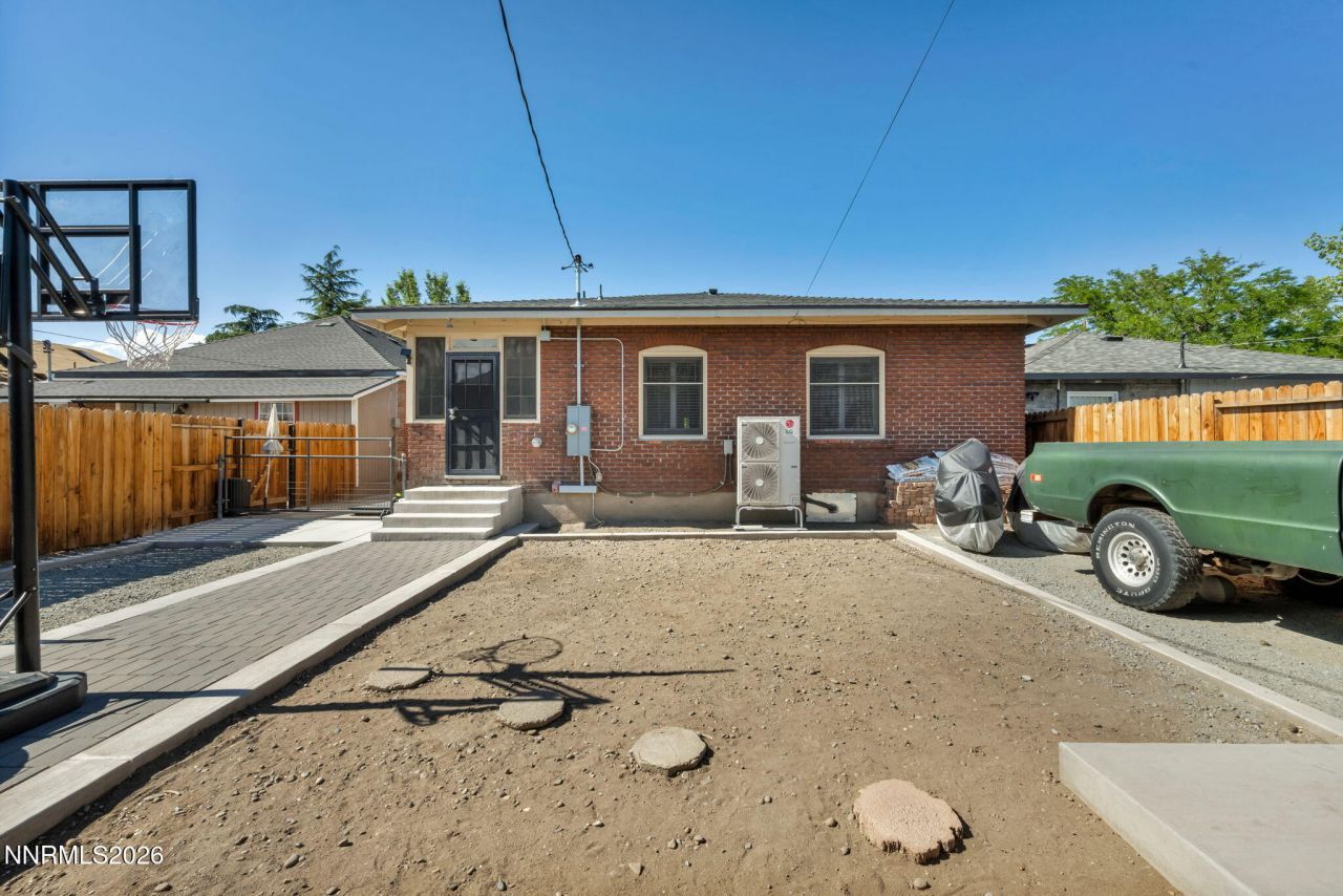 911 F Street, Sparks, NV 89431 Photo