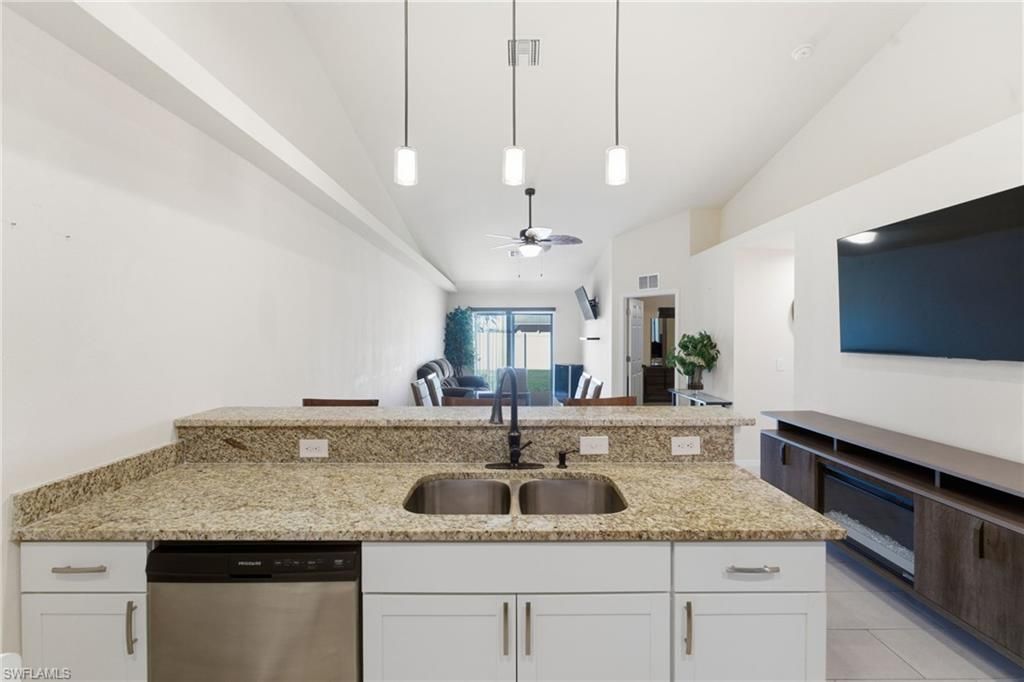 526-528 SE 5th Pl, Cape Coral, FL 33990 Photo