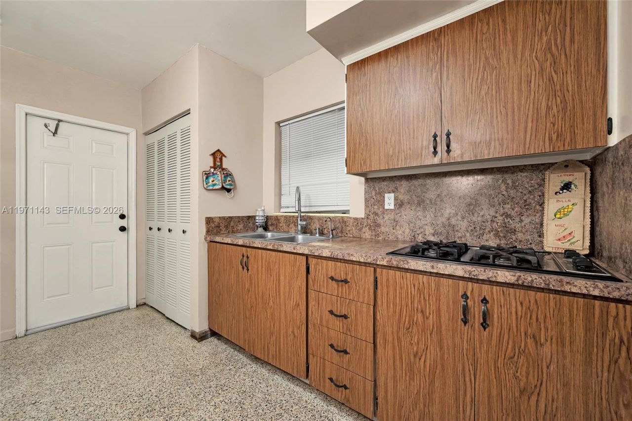 11300 NW 62nd Ave, Hialeah, FL 33012 Photo