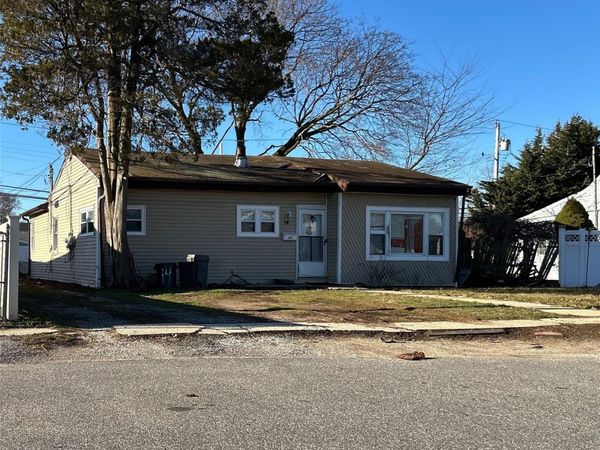 14 Chevy Chase, Amityville, NY 11701