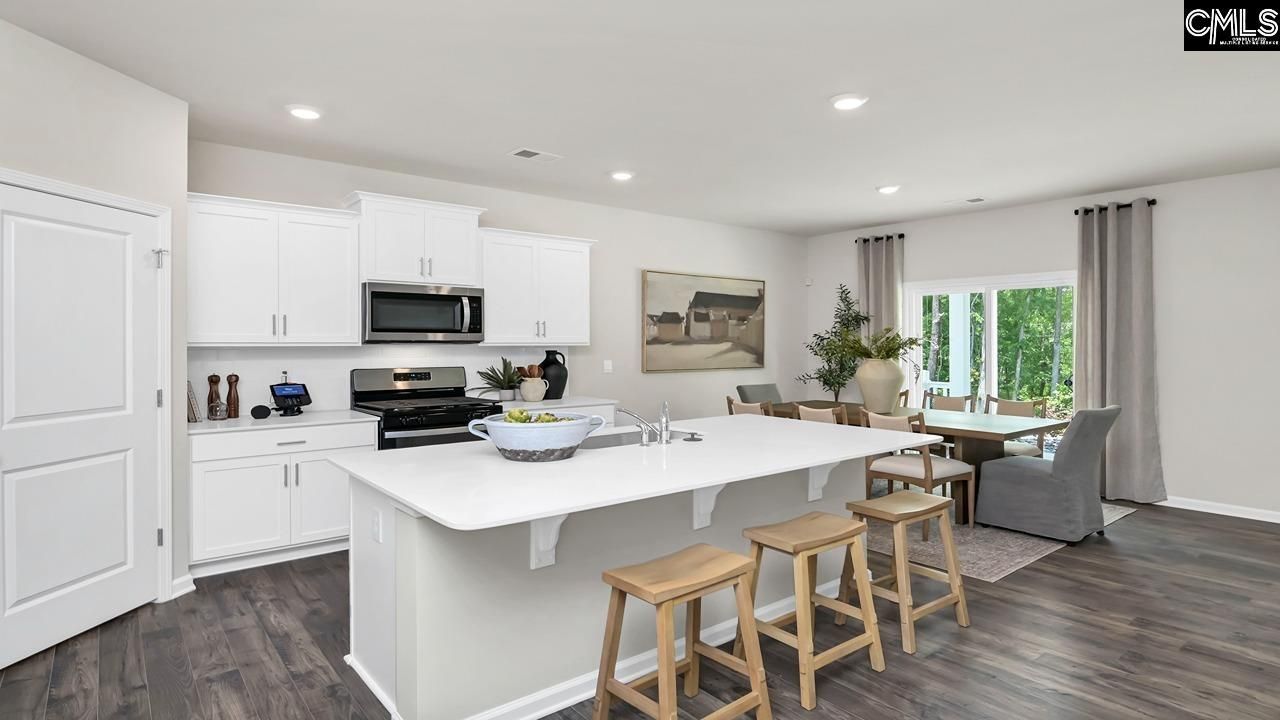 431 Leathertree Lane  Photo 7