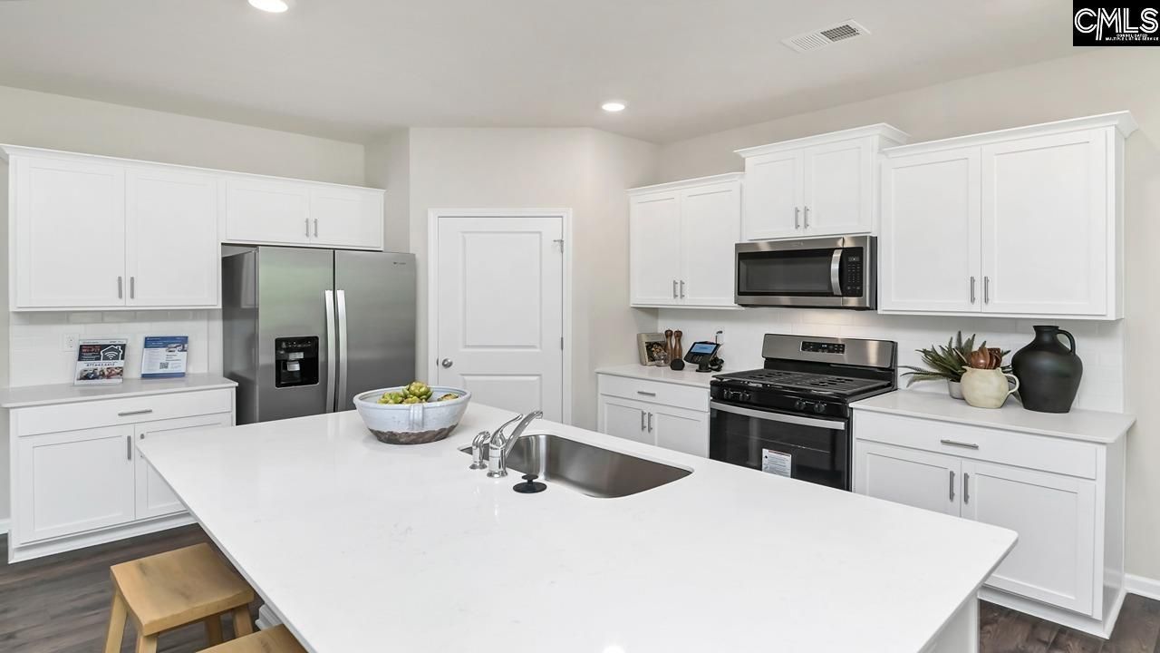 431 Leathertree Lane  Photo 8