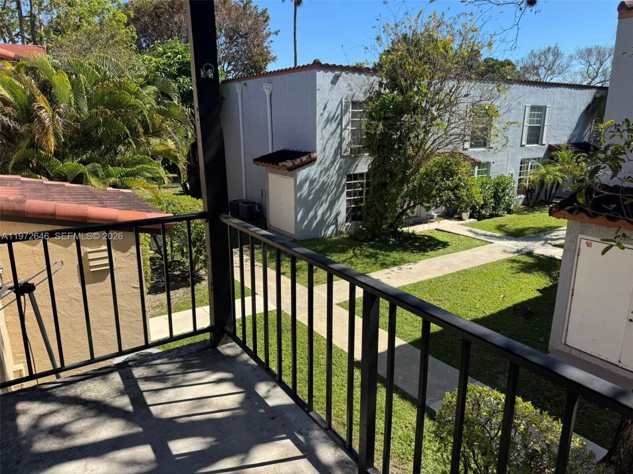 10836 N Kendall Dr, Unit V14, Miami, FL 33176 Photo