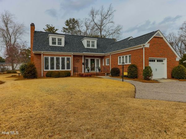 413 E Southerland Street, Wallace, NC 28466