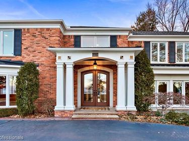 529 Lake Shore Road, Vlg of Grosse Pointe Shores, MI 48236