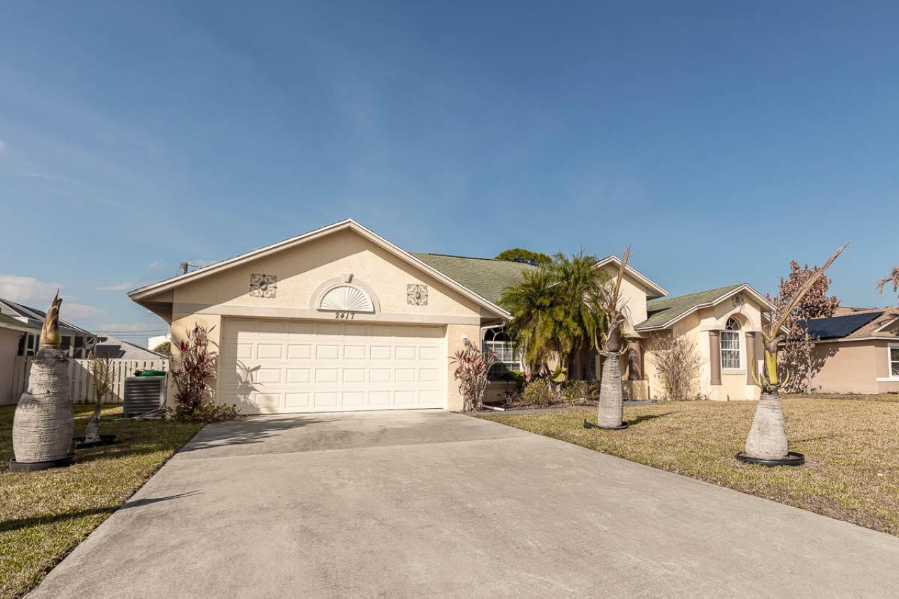2417 SE Dogwood Avenue, Port Saint Lucie, FL 34952 Photo