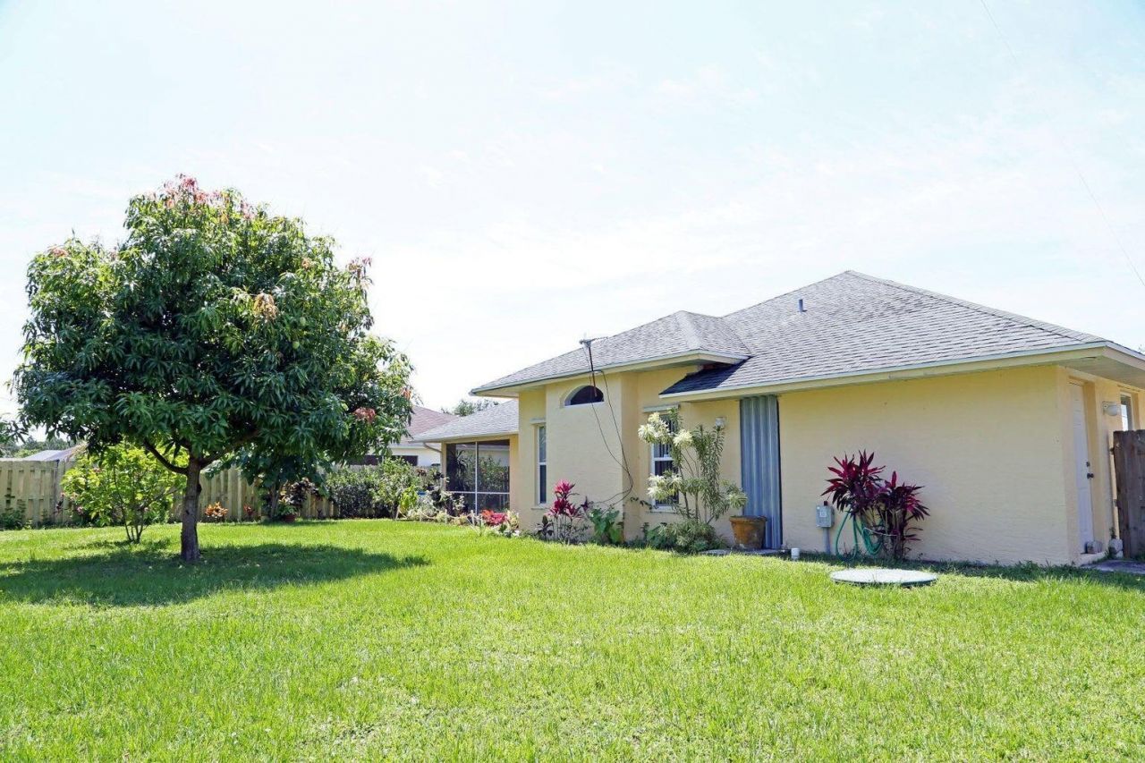 2417 SE Dogwood Avenue, Port Saint Lucie, FL 34952 Photo