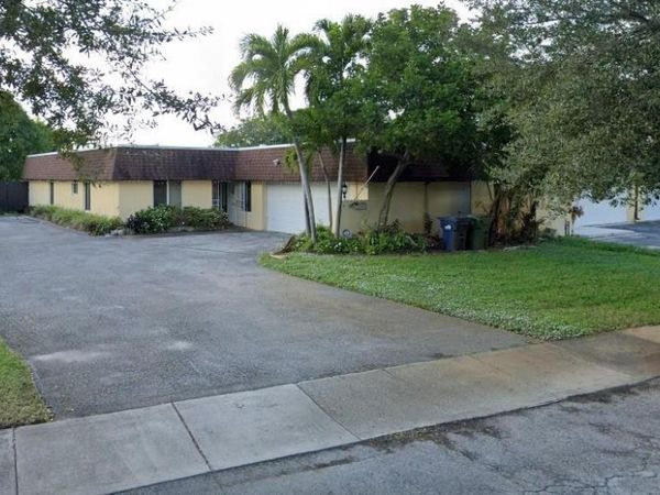 19112 W W Lake, Hialeah, FL 33015
