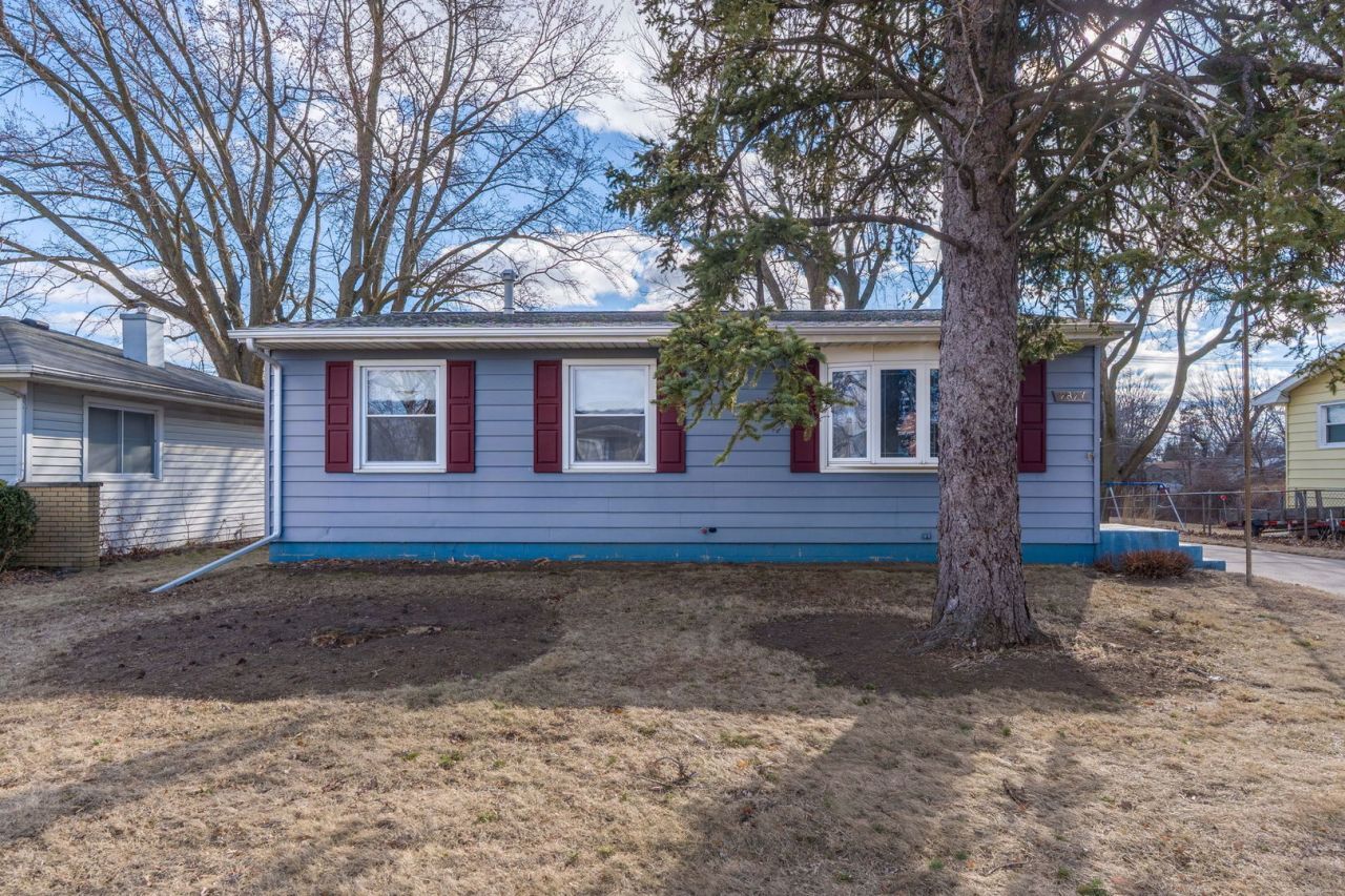 2827 W 13th Street, Davenport, IA 52804 Main Photo