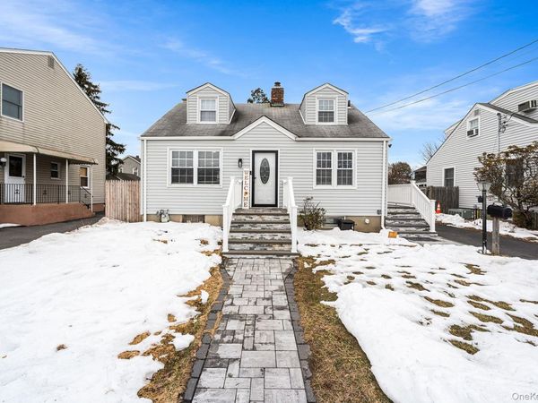 7 Cambridge Avenue , Bethpage, NY 11714