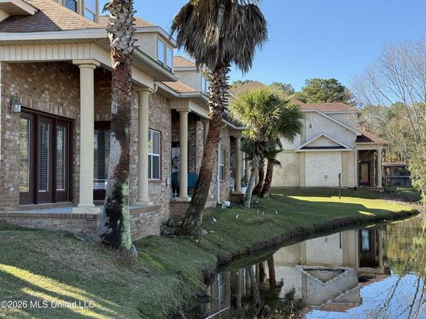 212 Capri Place, Ocean Springs, MS 39564