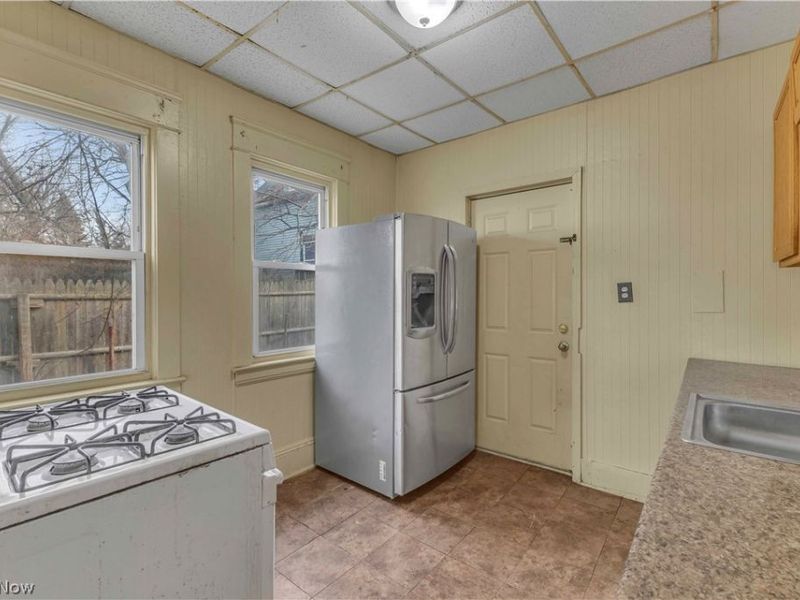 7424 Indiana Avenue, Cleveland, OH 44105 Photo 38