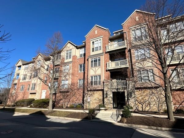 1739 Tudor Lane, Unit 303, Northbrook, IL 60062