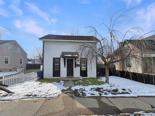 211 N Saginaw Street N, Holly Vlg, MI 48442