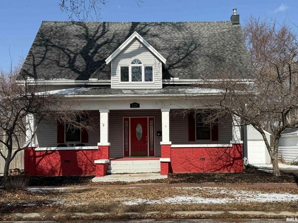 121 E COURT Street, Farmington, IL 61531