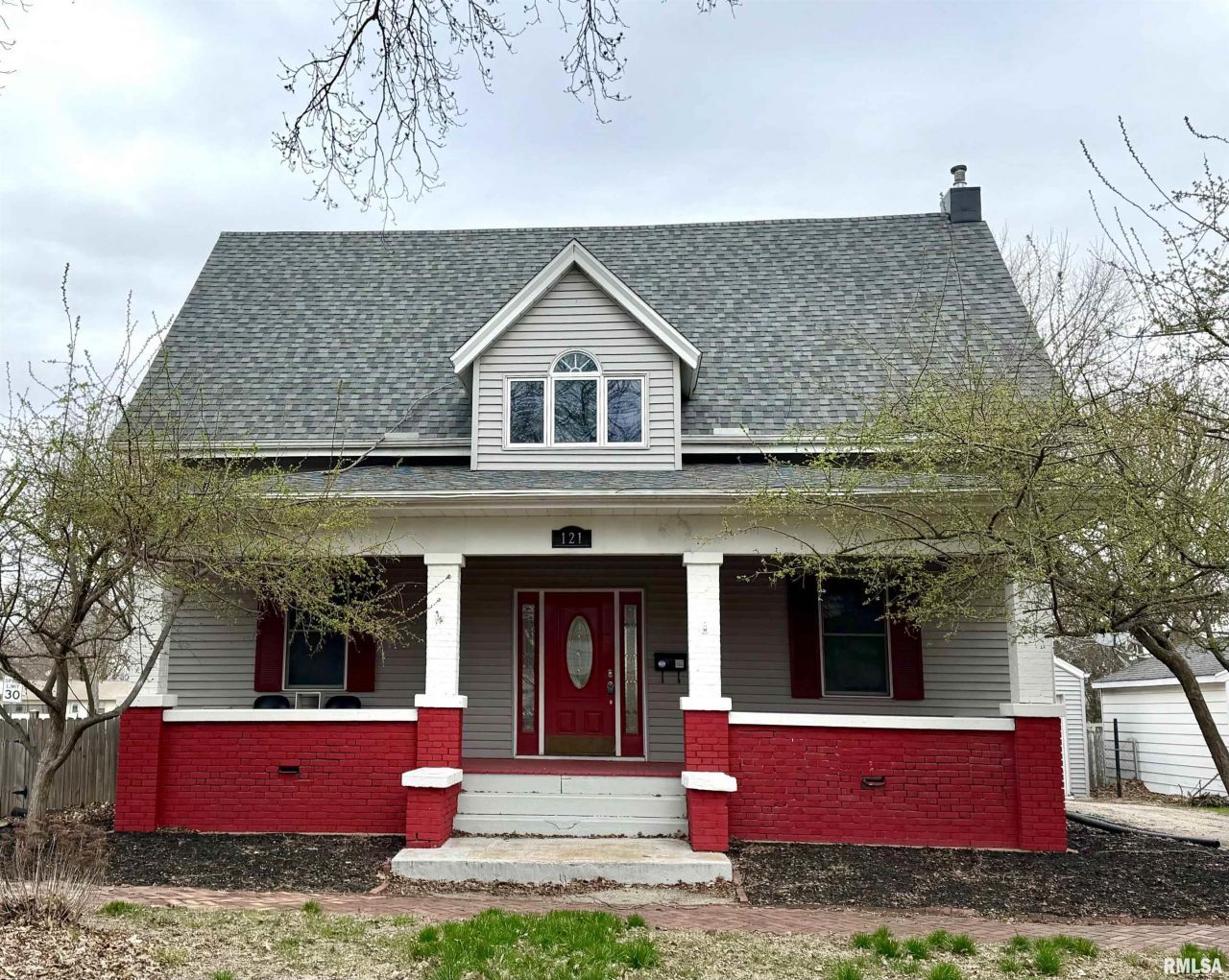 121 E Court Street, Farmington, IL 61531 Main Photo