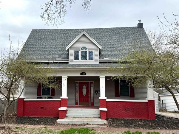 121 E COURT Street, Farmington, IL 61531