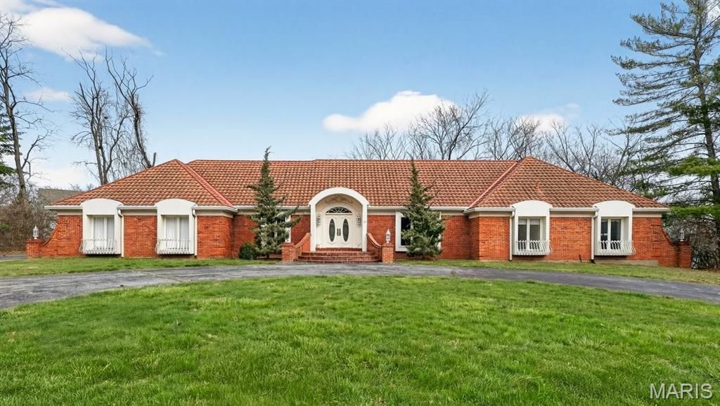 27 Meadowbrook Country Club Estate, Ballwin, MO 63011 Main Photo