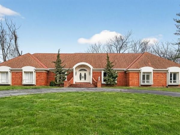 27 Meadowbrook Country Club Estate, Ballwin, MO 63011