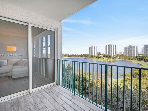 20000 E Country Club Dr, Unit 714, Aventura, FL 33180