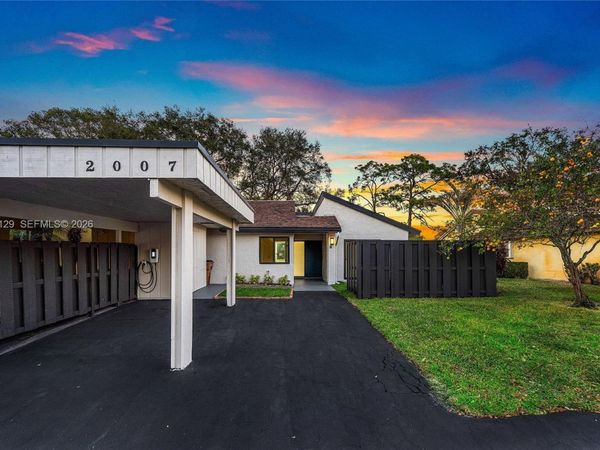 2007 Woodlands Way, Deerfield Beach, FL 33442